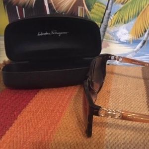 FERRAGAMO SUNS/SUNGLASSES